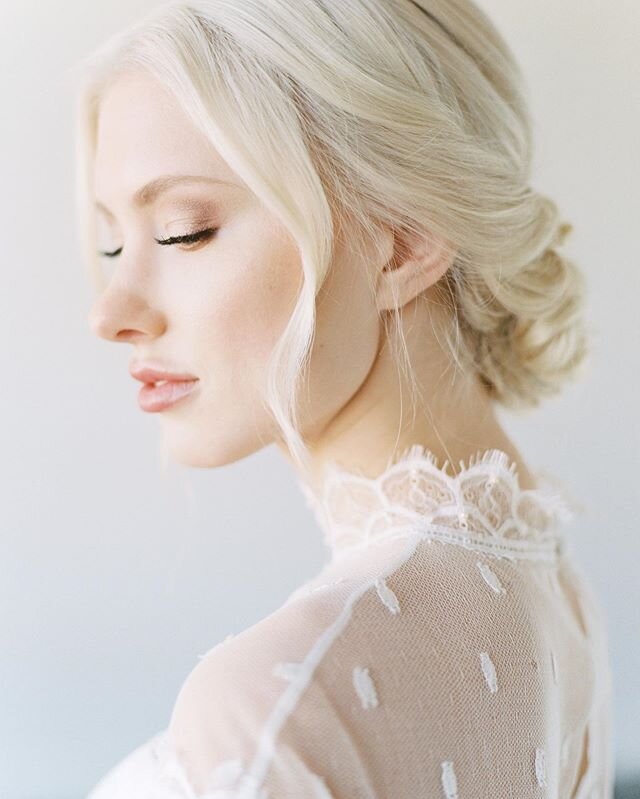 Effortless beauty with @benqphotography and @divineatelier. Happy Saturday!
.
.
.
.
.
.
#lindseybrunkweddings #fineartweddingplanner #weddinginspiration #weddingtable #sobridaltheory #dallaswedding #fineartwedding #engaged #ido #bride #bridetobe #bri