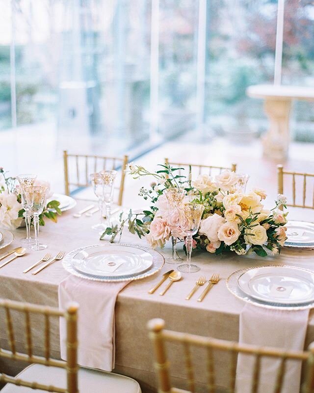 This Gilded Spring editorial with @allentsaiphoto and @bowsandarrowsflowers will forever be a favorite! Happy Monday! ✨
.
.
.
.
.
#lindseybrunkweddings #fineartweddingplanner #weddinginspiration #weddingtable #sobridaltheory #dallaswedding #fineartwe