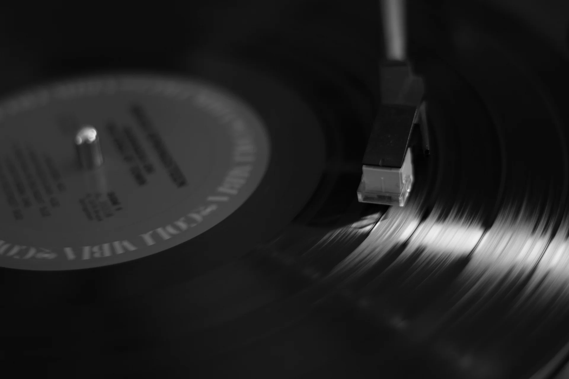 disque-vinyl-fond-noir.jpg