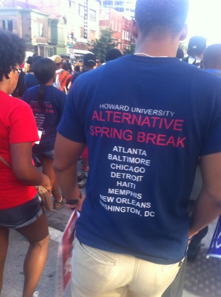  Marching toward the National Mall: A brother rocks the Howard U alternative spring break t-shirt. Classic. 








