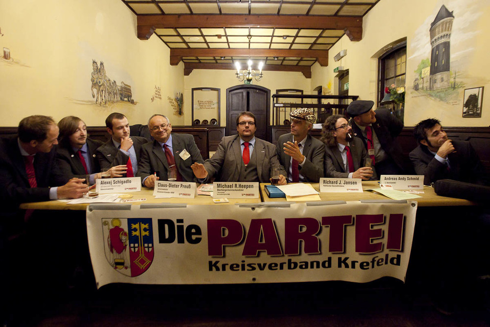  Kommunalwahlkampf 2015 in Krefeld: Der Oberbürgermeisterkandidat Heepen neben dem Ratsherren Preuss 