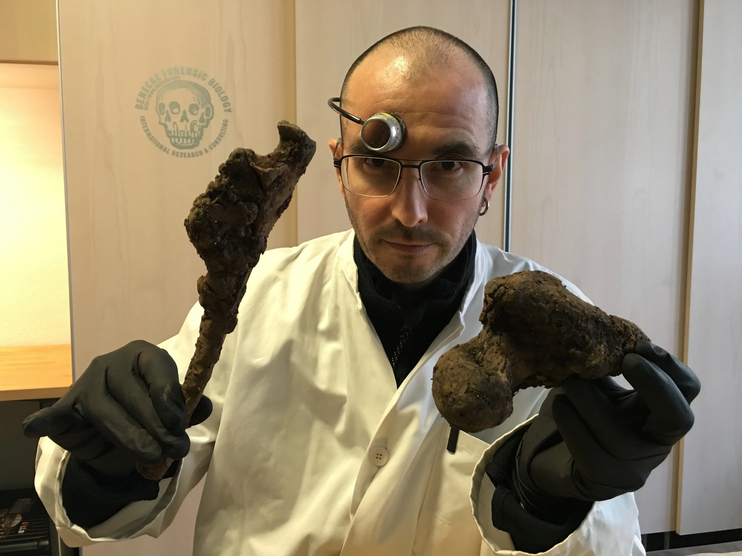 mark_benecke_knochen_bones_forensik_3.JPG