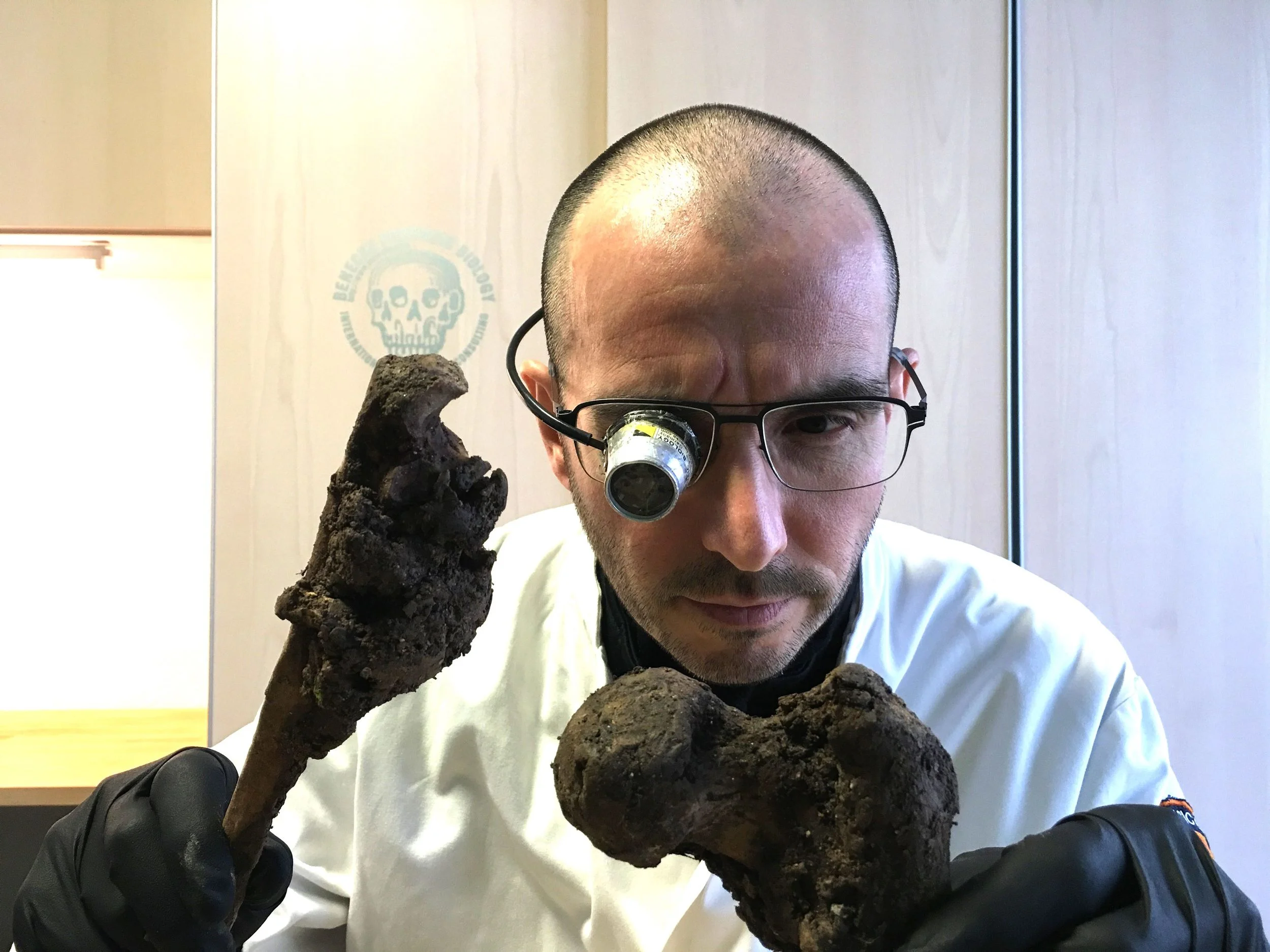 mark_benecke_knochen_bones_forensik_4.jpg