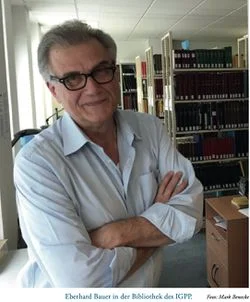 Eberhard Bauer in der Bibliothek des IGPP