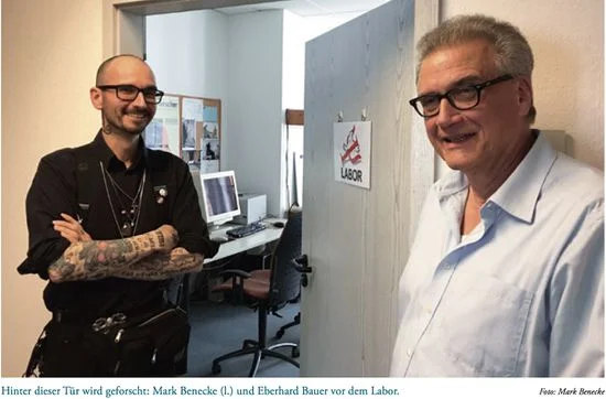 Hinter dieser Tür wird geforscht: Mark Benecke (l.) und Eberhard Bauer vor dem Labor