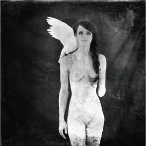 Künstler: Sylvie Tillmann untitled, 2007, d-print Sylvie Tillmann versteht den Körper als Oberfläche, Projektionsfläche und Ausdrucksmittel ihrer Gedanken, Körper als Transportmittel der Seele. Sie beschäftigt sich mit der Tatsache, wie erschreckend wenig Spielraum die allgemeine Vorstellung von Schönheit lässt. In ihren Bildern zeigt sie Menschen, die sich nicht mit diesen Paradigmen identifizieren. Ungeschönt und trotz skurriler Accessoires lassen sie den Betrachter spüren, dass die eigenen Grenzen der Ästhetik durchaus erweiterbar.