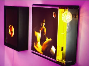 Künstler: Amir Fattal Glory # 2 + Melanchony, 2008, Lightboxes In seinen Werken verwischt Fattal, der soeben mit dem Förderpreis des Berliner GASAG-Kunstpreises ausgezeichnet wurde, die Grenzen zwischen journalistischer Dokumentation und Performance. Unmittelbar untersuchen seine Fotografien den menschlichen Körper und dessen Sexualität – prägend und kennzeichnend sind neben der fotojournalistischen Erfahrung, Einflüsse von Pornographie, Malerei und Massen- wie Szenekultur.