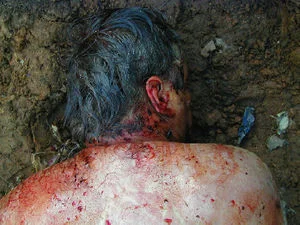 Künstler: Mark Benecke untitled, 2008, fotografie Mark Benecke ist Deutschlands bekanntester Forensiker. Seine Bilder von Tatorten zeigen neben gestochen scharfen Fotos der Opfer und der Umgebung auch Verwackelte und ins total unscharfe abgleitende. In der Fotoserie "Geister" verbindet Benecke diese drei im Inhalt verschiedenen Themen und fügt so eine höhere Ebene hinzu. Geister!