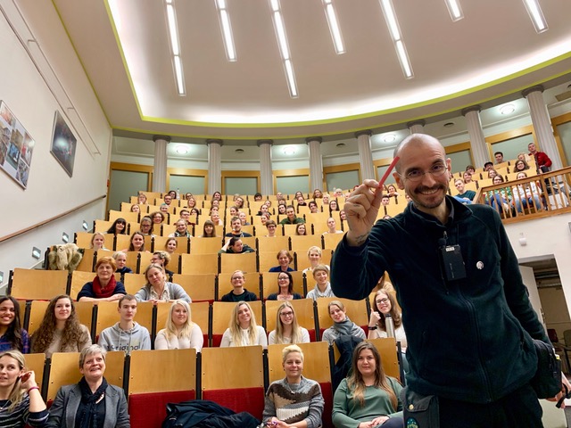 Der Kriminalbiologe Dr. Mark Benecke im Hörsaal. Foto: Ines Benecke