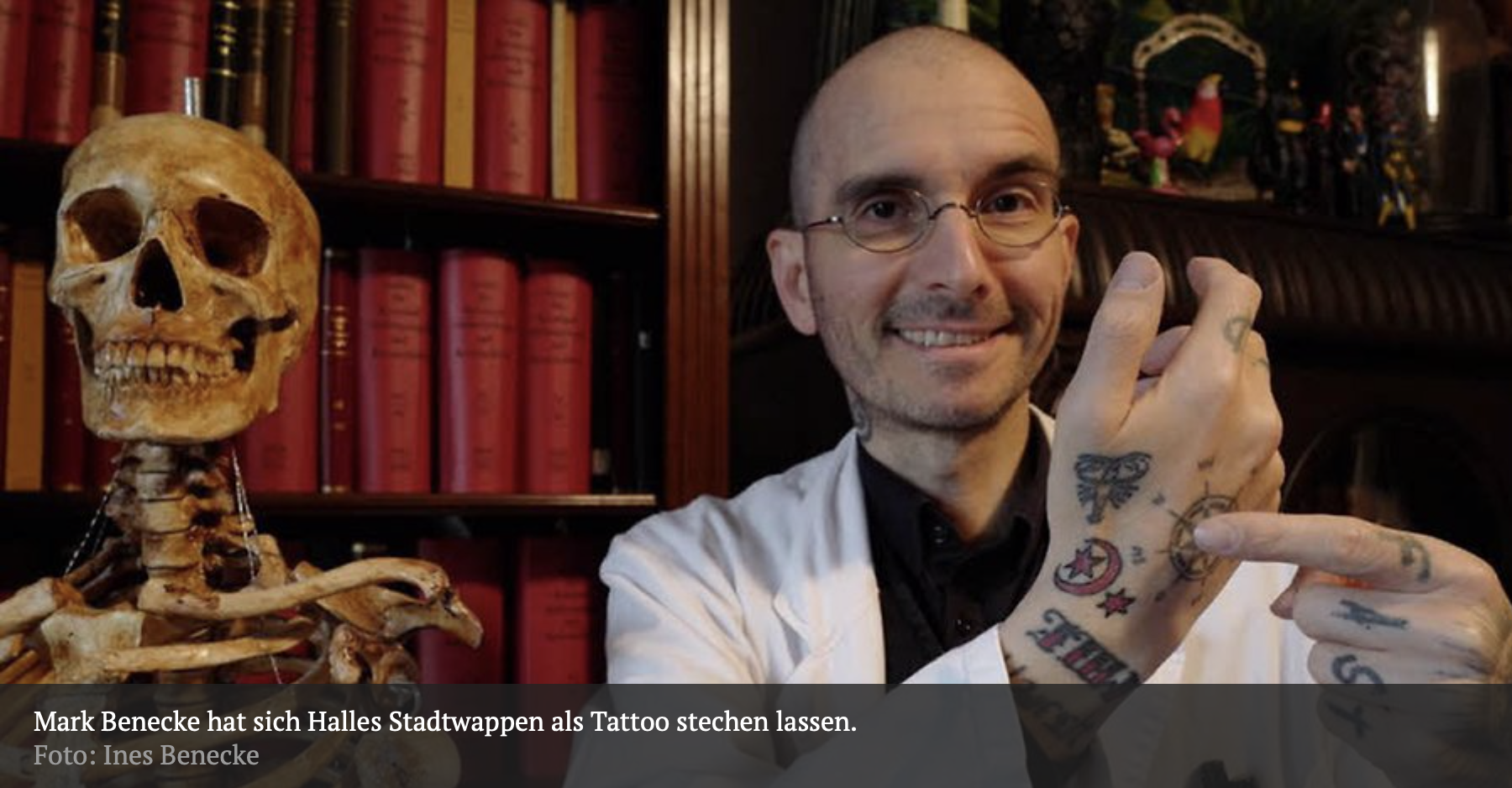 Mark Benecke hat sich Halles Stadtwappen als Tattoo stechen lassen. Foto: Ines Benecke
