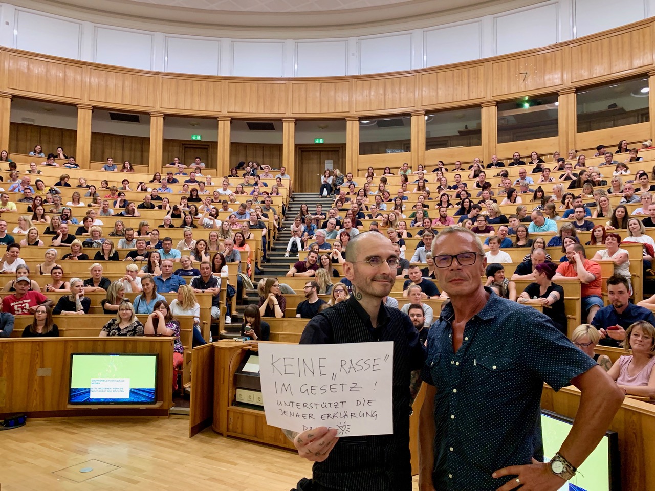 Kriminalbiologe Dr. Mark Benecke bei einem kriminalbiologischen Vortrag in einem Hörsaal der Universität Jena, September 2019