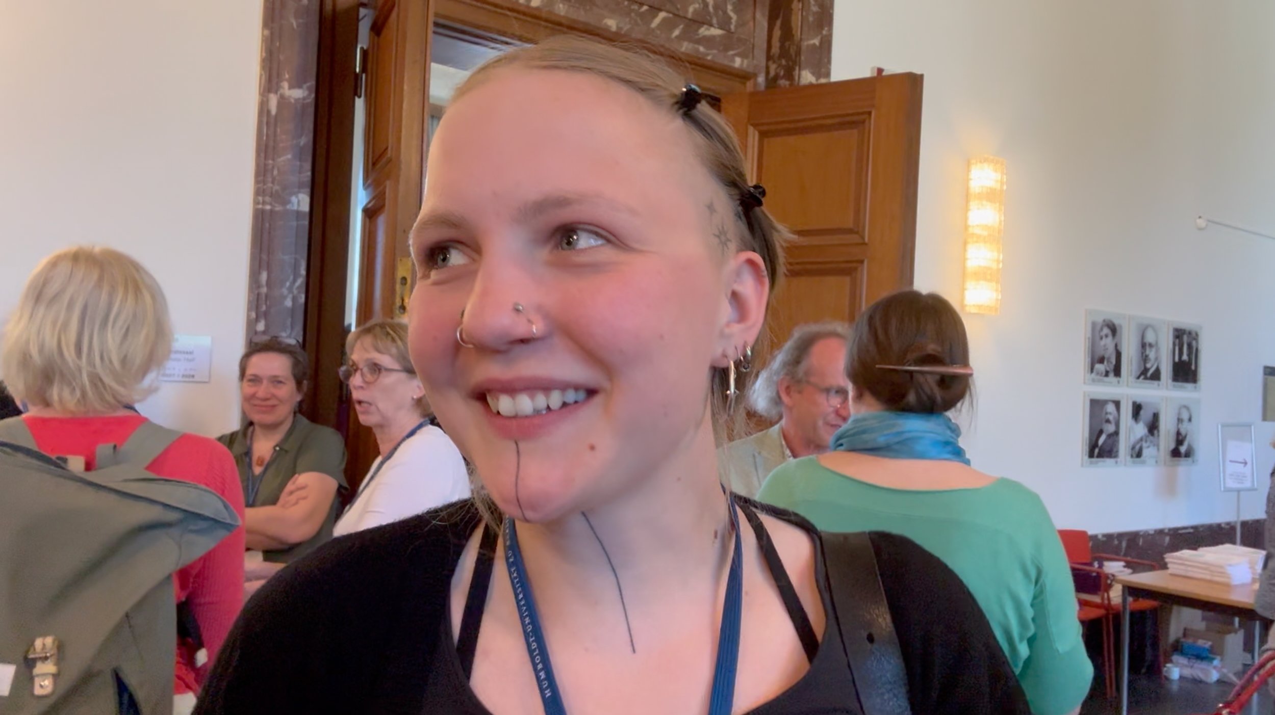 autismus_mark_benecke_hinter_den_kulissen_tagung_konferenz_HU_humboldt_universitaet_berlin_schaut - 12.jpeg