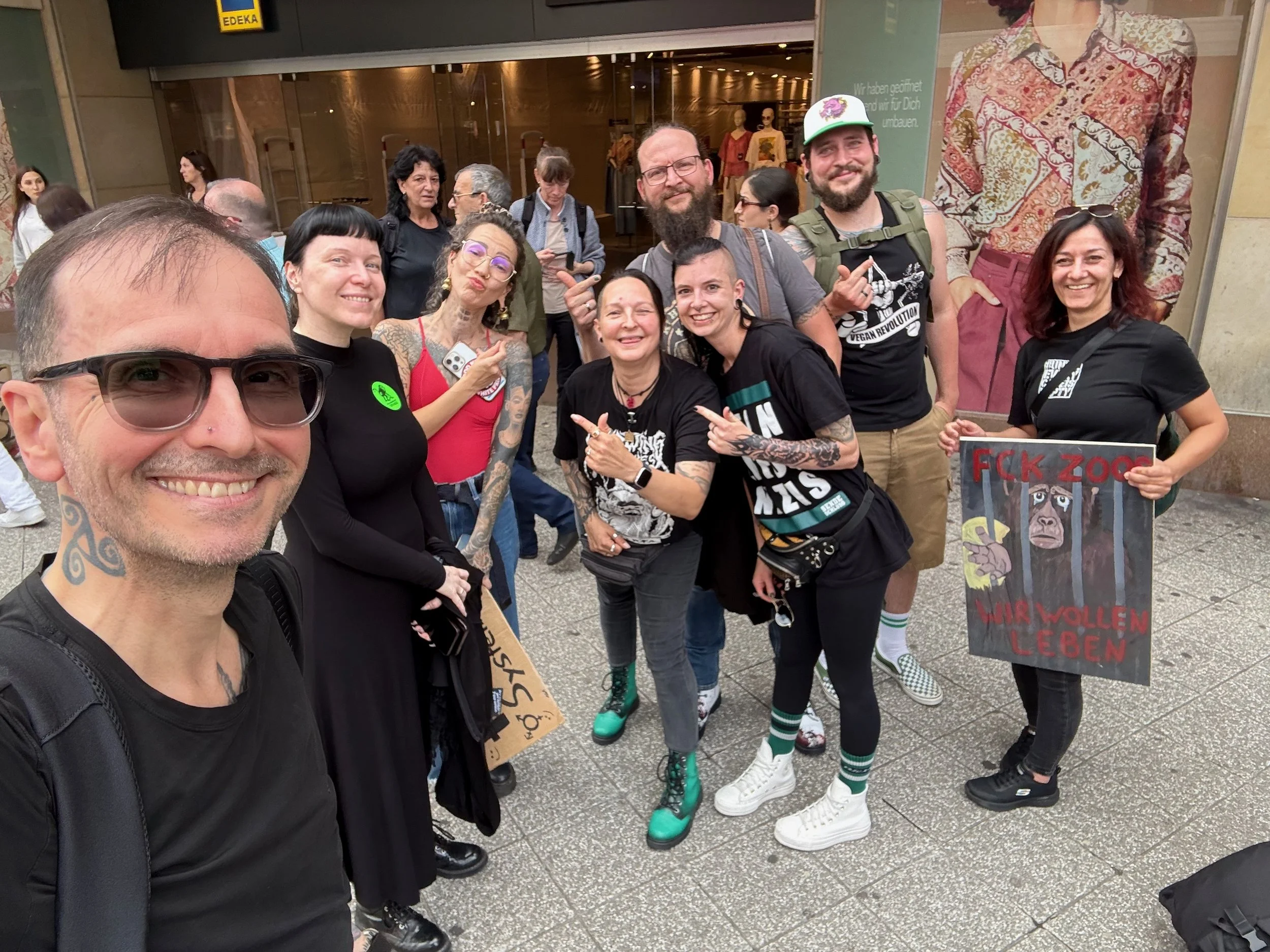 mark_benecke_affen_nuernberg_erschiessung_demo_animal_rebellion_vegan_vernetzt_colin_goldner - 19.jpeg
