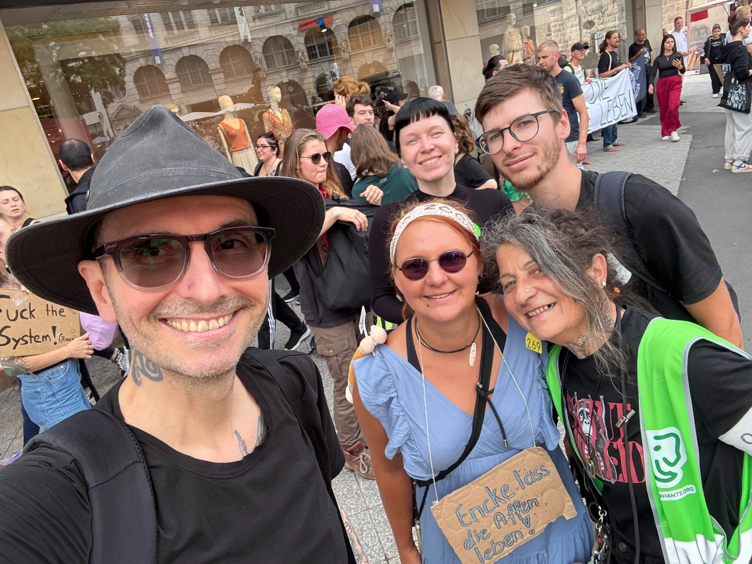 mark_benecke_affen_nuernberg_erschiessung_demo_animal_rebellion_vegan_vernetzt_colin_goldner - 22.jpeg