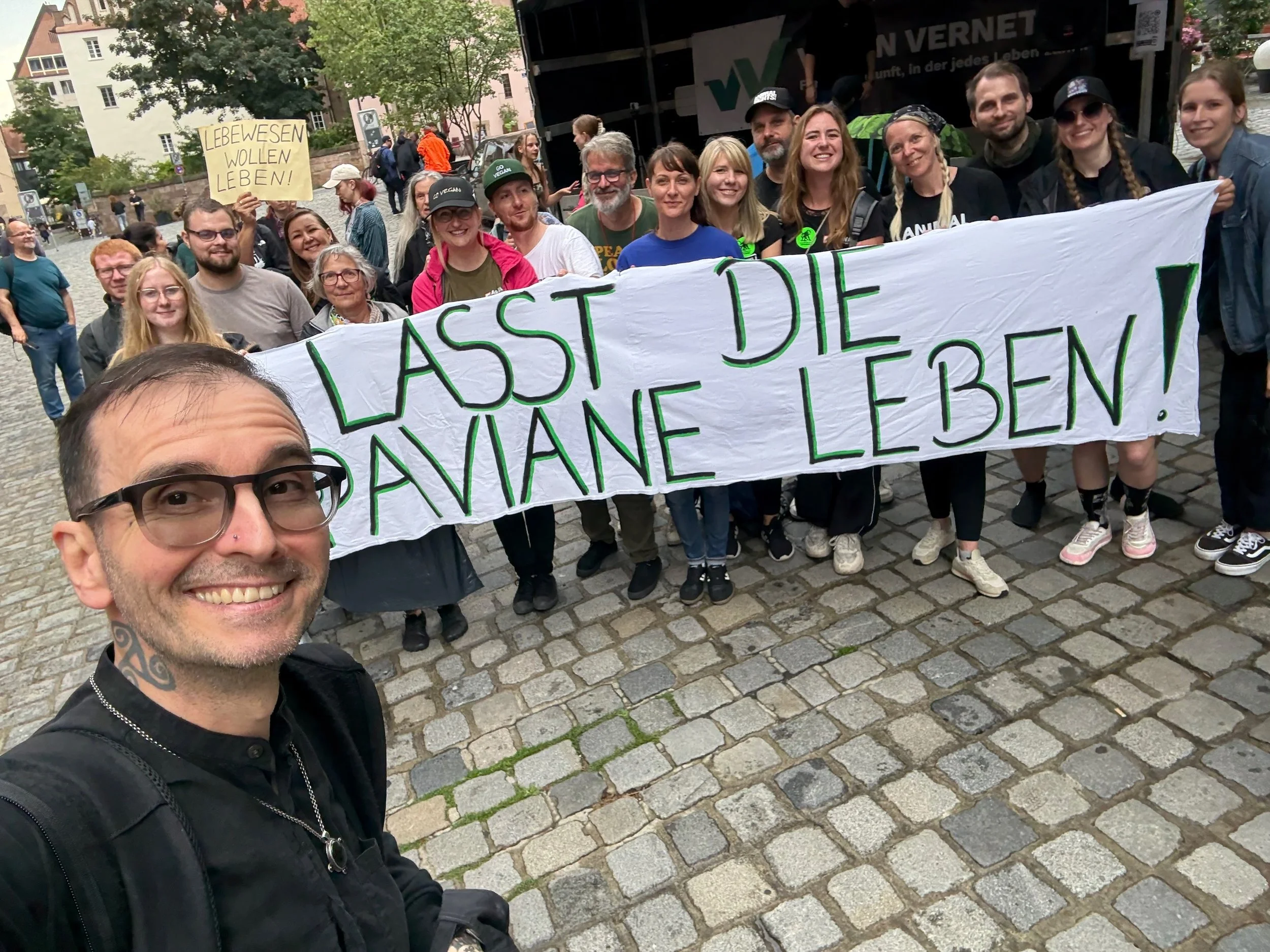 mark_benecke_affen_nuernberg_erschiessung_demo_animal_rebellion_vegan_vernetzt_colin_goldner - 40.jpeg