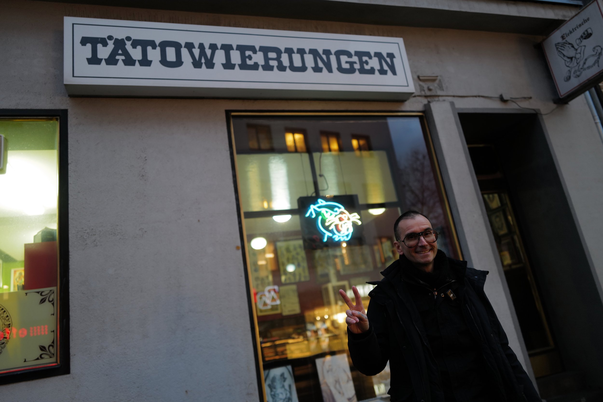 mark_benecke_wiener_platz_genovevastrasse_elektrische_taetowierungen_dieter_anke_koeln - 2.jpeg