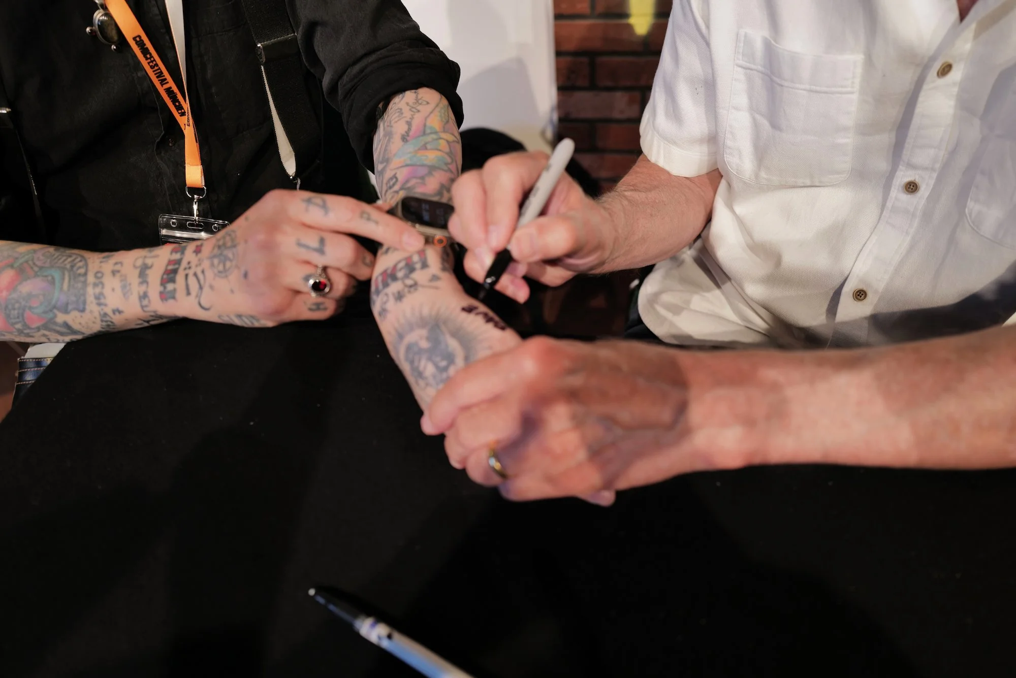 mark_benecke_comicfestival_muenchen_dave_gibbons_ulrich_schroder_denis_kitchen_kinky_karrot_olivia_vieweg_watchmen_2026_small - 71.jpeg