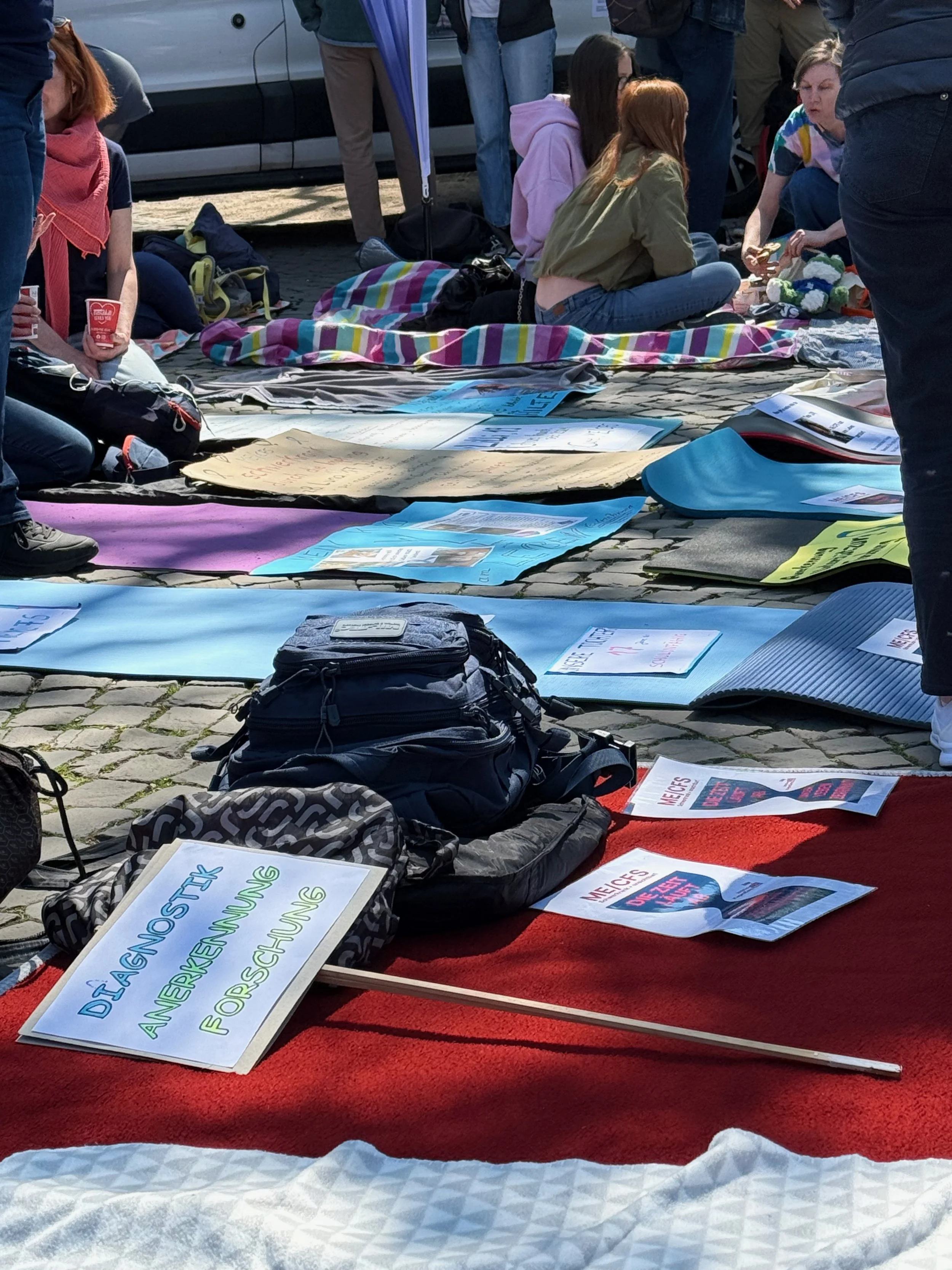 mecfs_liegend_demo_mai_2026_alter_markt_koeln_mark_benecke - 2.jpeg