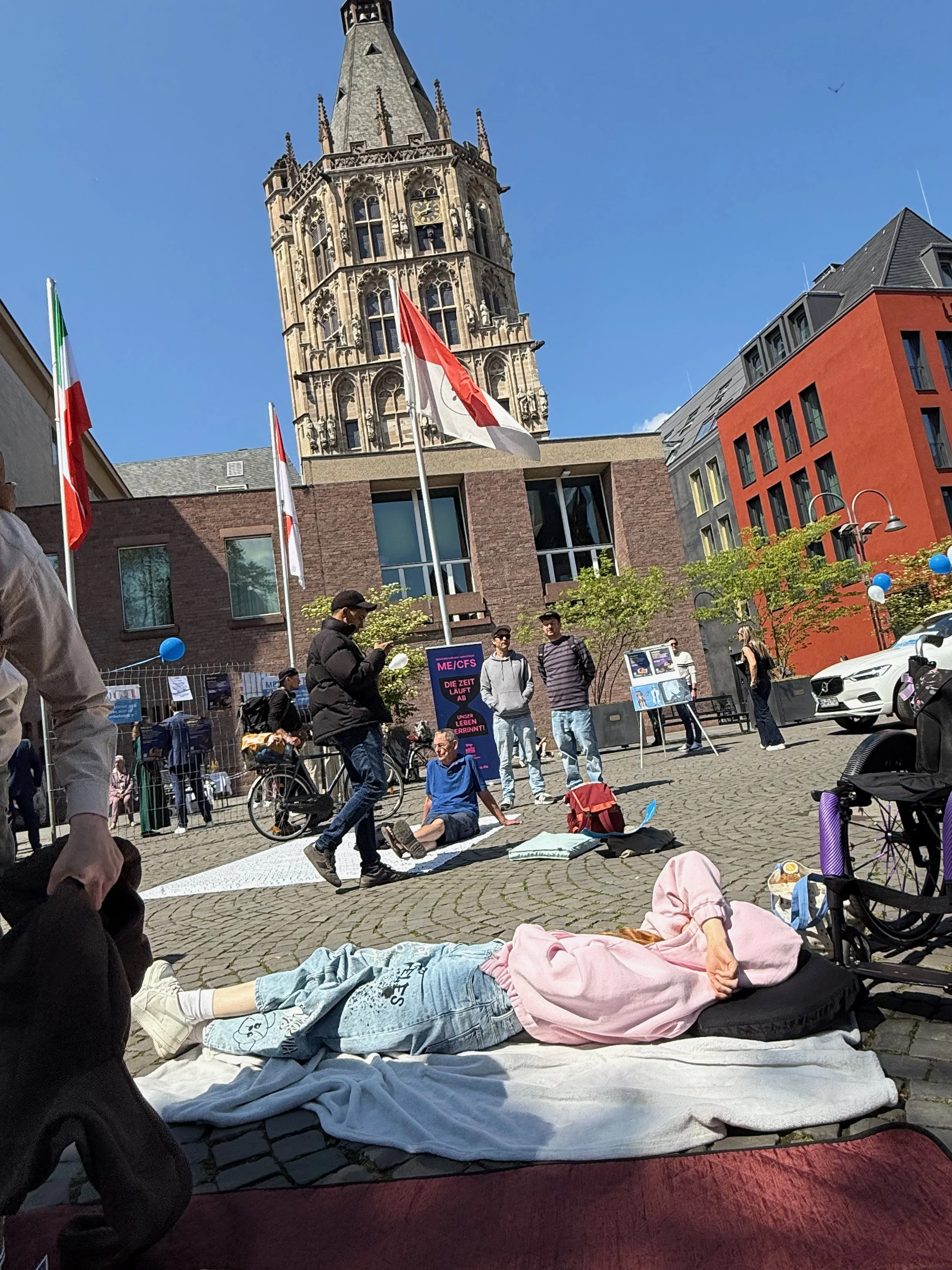 mecfs_liegend_demo_mai_2026_alter_markt_koeln_mark_benecke - 1.jpeg
