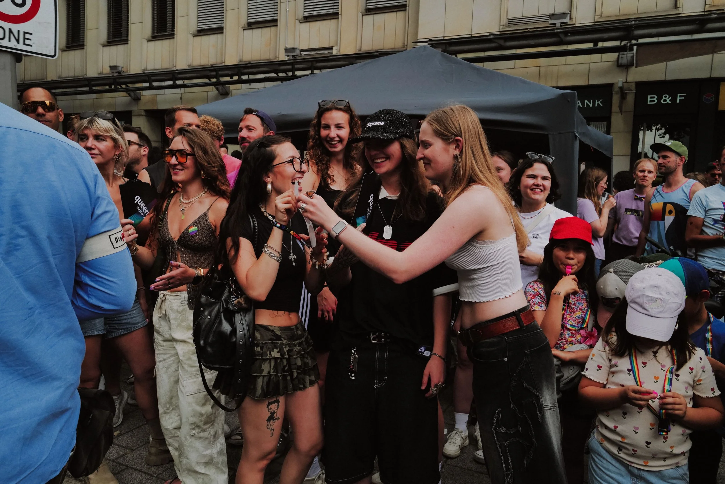csd_colognepride_2026_koeln_jara_reker_street_photography_behind_the_scences - 63.jpeg