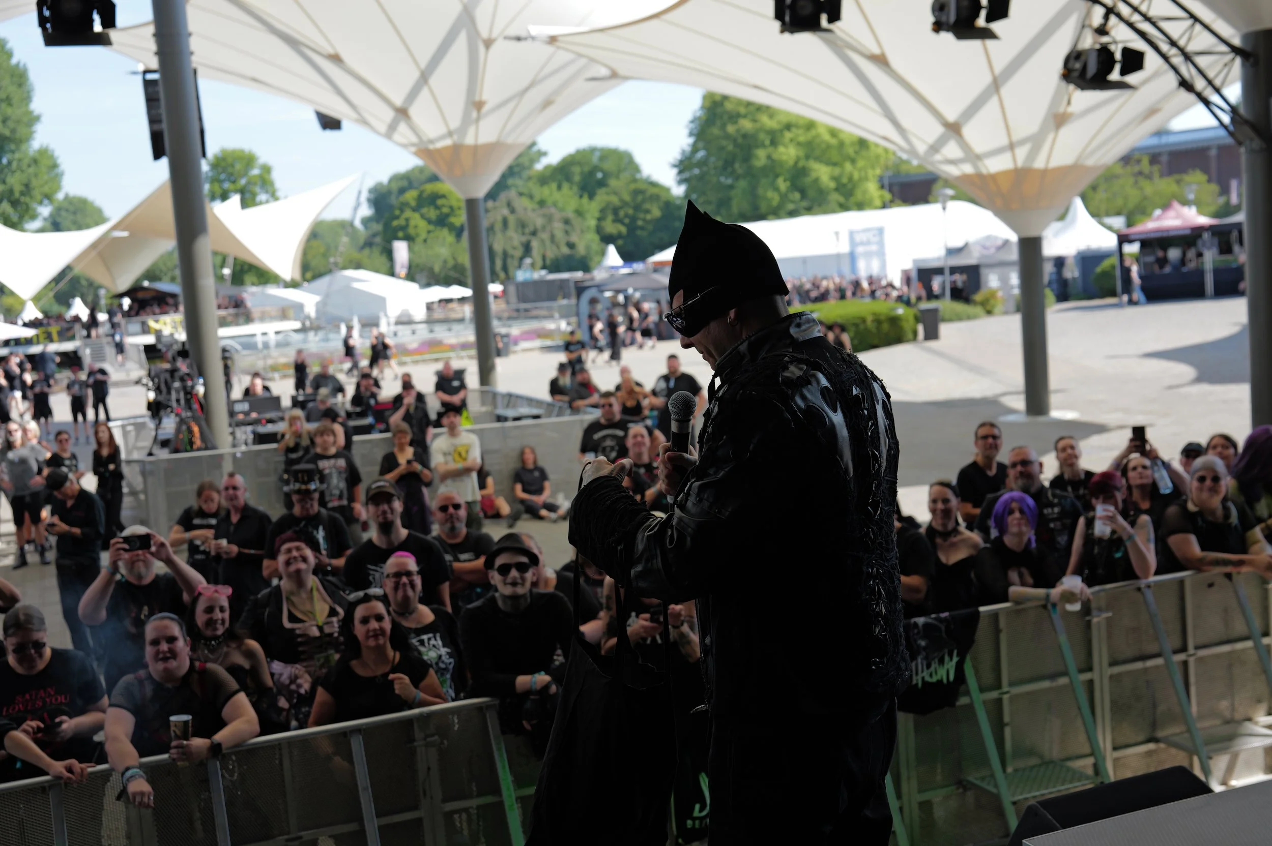 amphi_festival_mark_benecke_2026_covenant_welle_erdball_extize_schattenmann_joachim_witt_tanzbrunnen_solitary_experiments_eisbrecher_celene_nox_oliver_klein_jens_domgoergen_das_ich_motel_transylvania_lebanon_hanover_sotiria_und_vie (14).jpeg