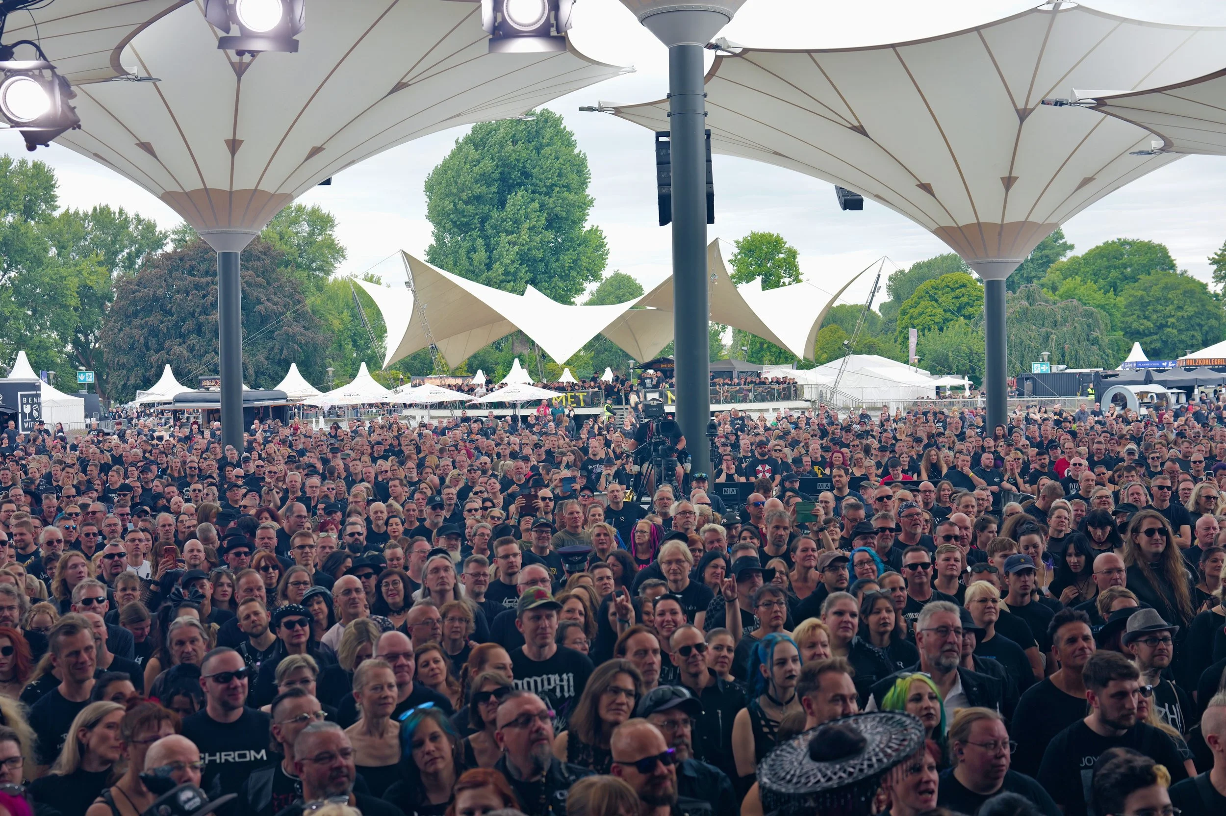 amphi_festival_mark_benecke_2026_covenant_welle_erdball_extize_schattenmann_joachim_witt_tanzbrunnen_solitary_experiments_eisbrecher_celene_nox_oliver_klein_jens_domgoergen_das_ich_motel_transylvania_lebanon_hanover_sotiria_und_vie (97).jpeg