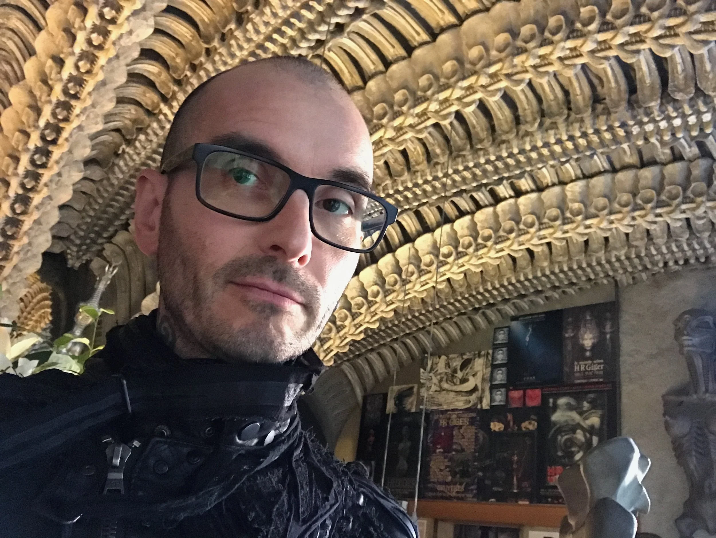mark_benecke_annie_bertram_ines_fischer_schnittmuskel_gruyeres_giger_bar - 12.jpeg