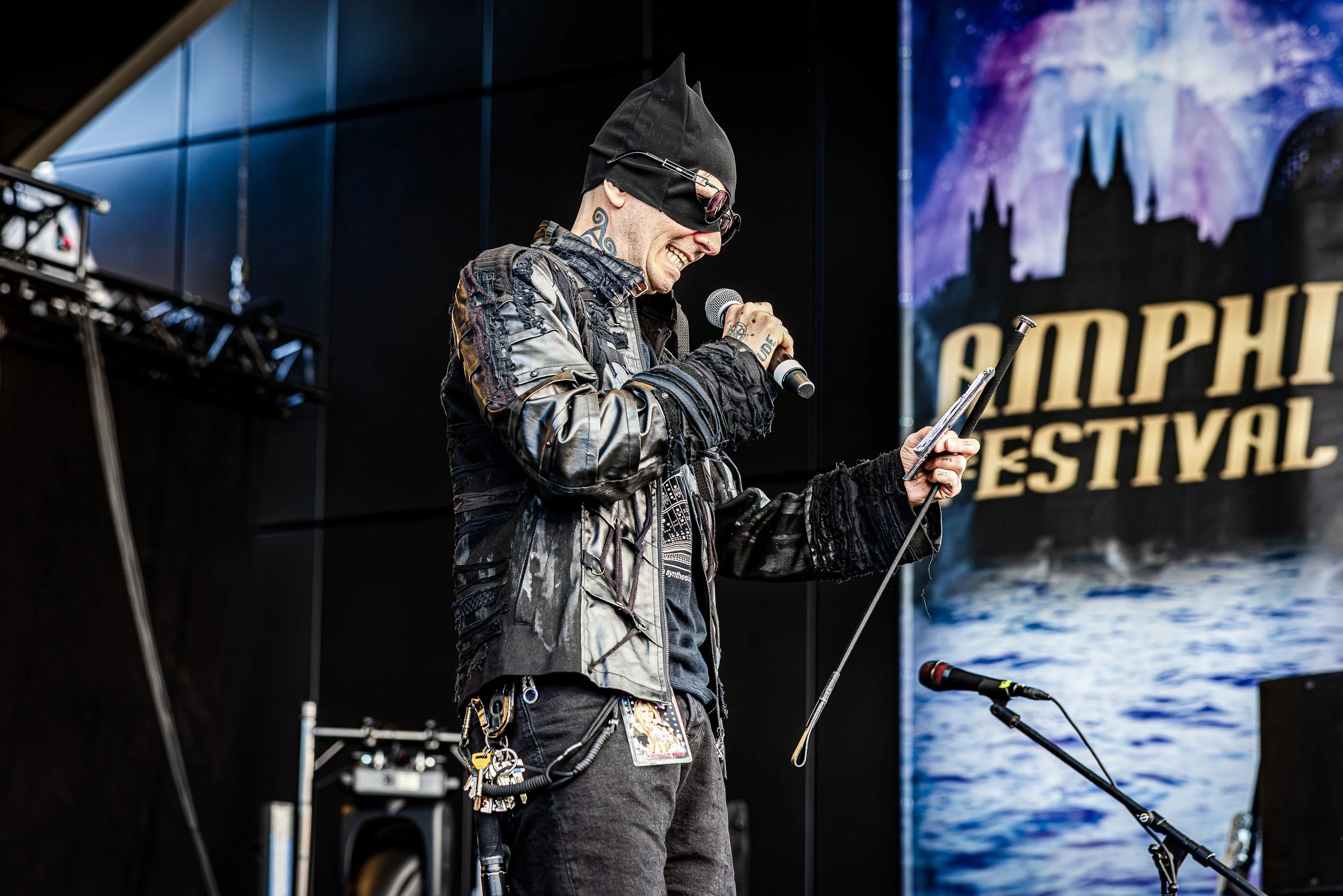 mark_benecke_celene_oli_jens_moderation_amphi_festival_koeln_cologne_2026_tanzbrunnen_fotos_von_Thomas_Friedel_Fuhrmann_bandfisch_tv - 5.jpeg