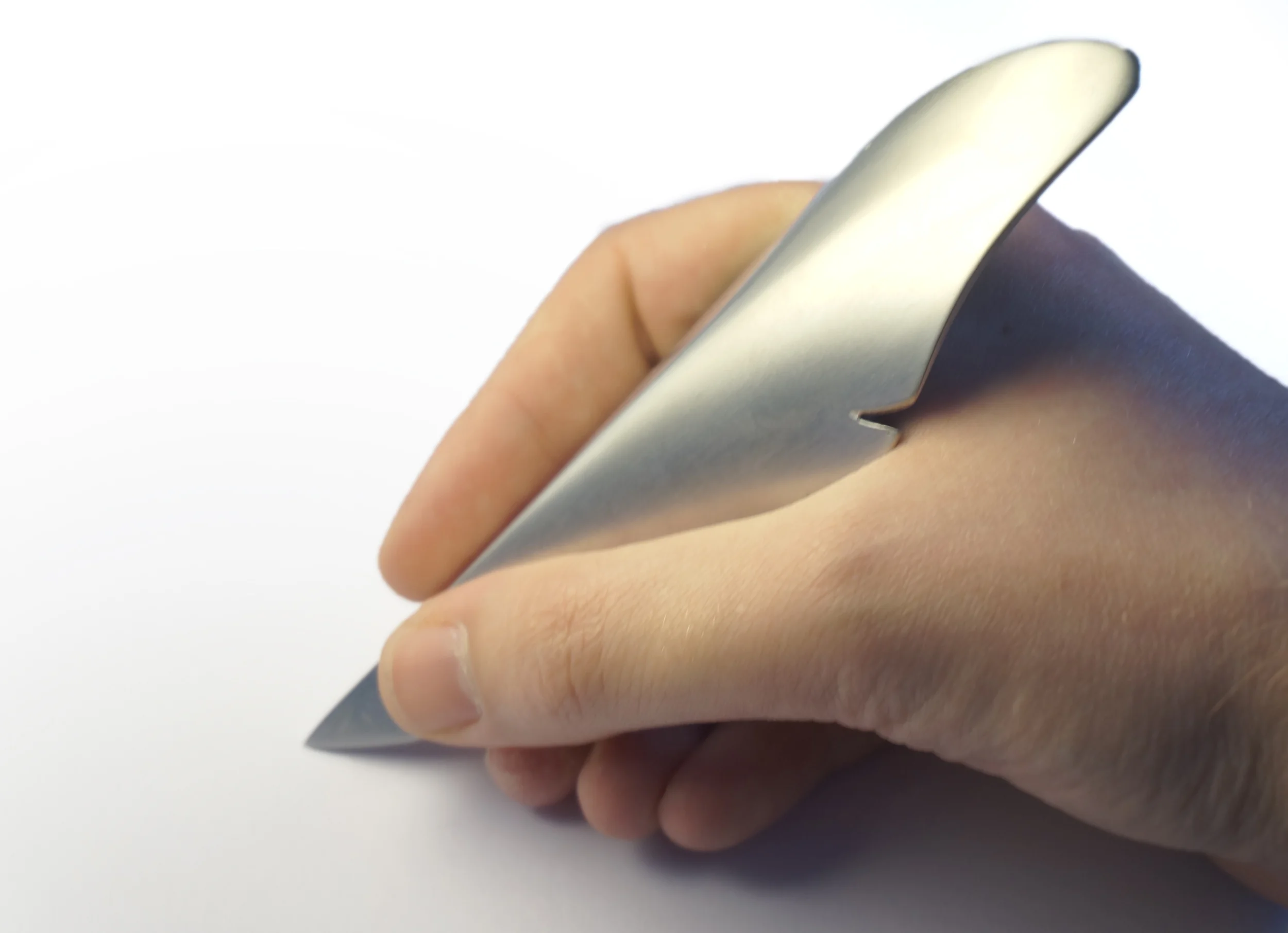 Plume, a fountain pen with ergonomic grip