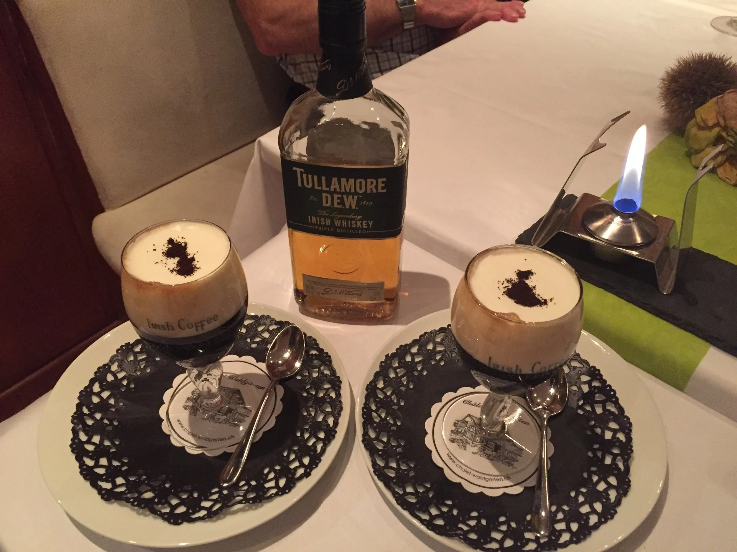  Irish Coffee am Tisch zubereitet mit Tullamore Dew… 