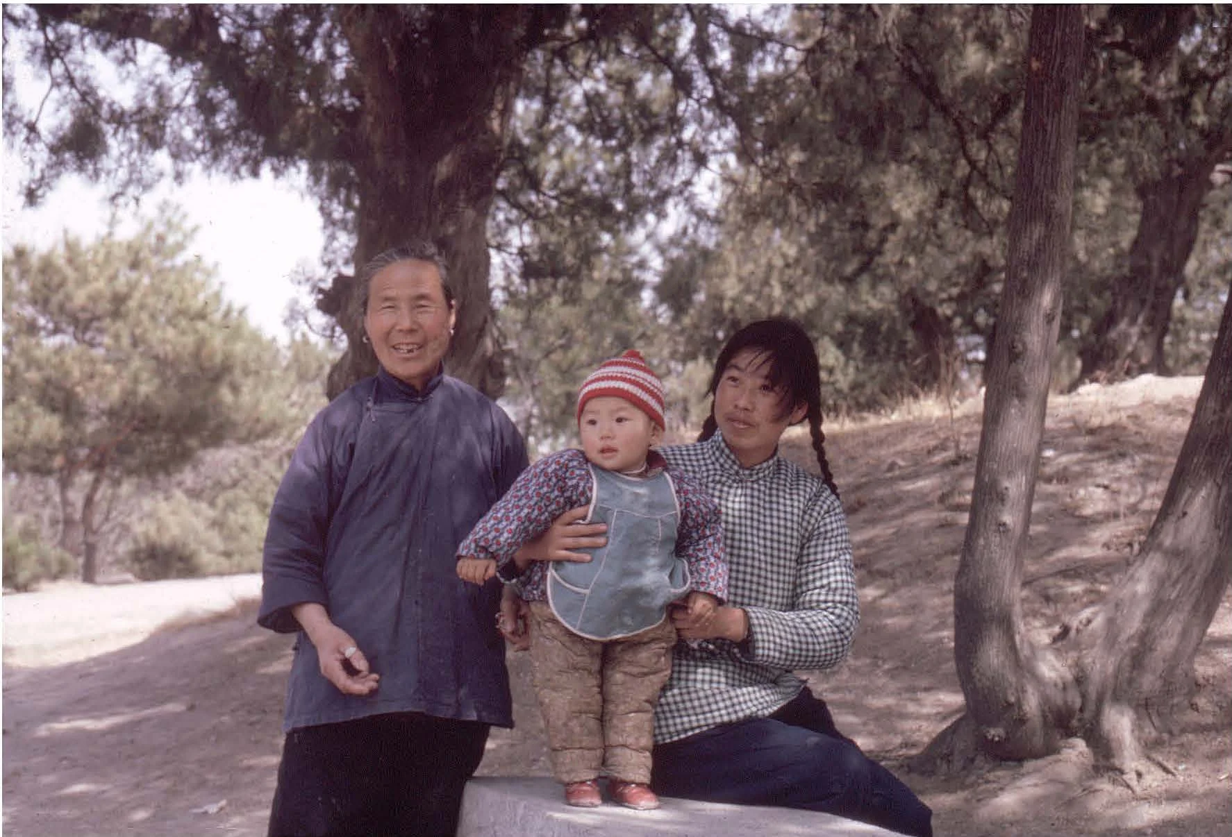 1966, Summer Palace, three generations of a same family © Solange Brand