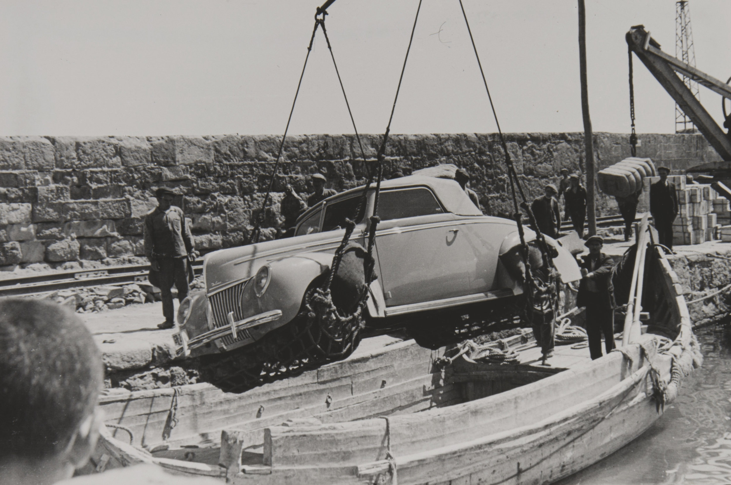 Ella Maillart, Notre Ford s'apprêtant à traverser la mer Noire, Turquie, 1939. Vintage gelatin silver bromide print mounted on paperboard, 16 × 22 cm. Musée de l’Élysée, Lausanne © Fonds Ella Maillart/Musée de l'Élysée, Lausanne