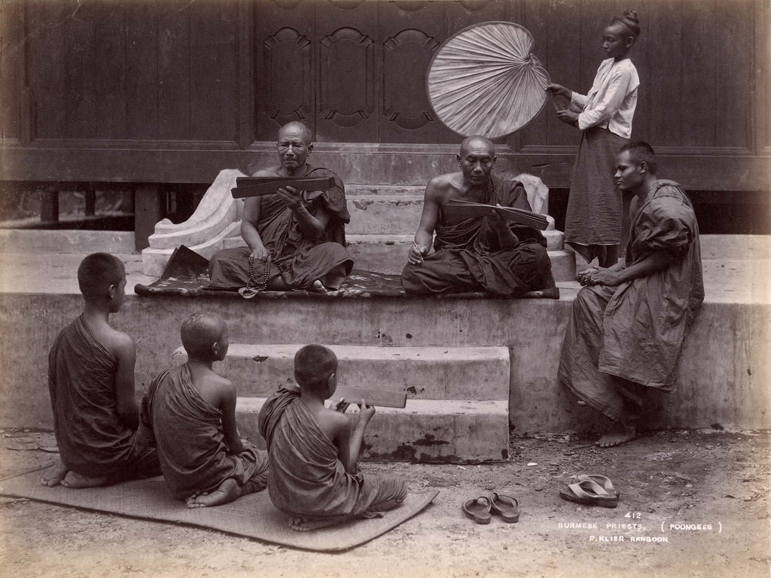 Philip Adolphe Klier (actif en Birmanie de 1871 à 1911) Inscription dans la photographie : 412 Burmese Priests. (poongees) P. Klier Rangoon (Moines birmans) Circa 1890 Épreuve à l’albumine sur papier, 203 ´ 270 mm Don de J. et M. Cazamian à la mémoire d’André Cazamian (1875-1944), 1993, AP10378 © Musée Guimet, Paris (dist. RMN-GP) / image MNAAG