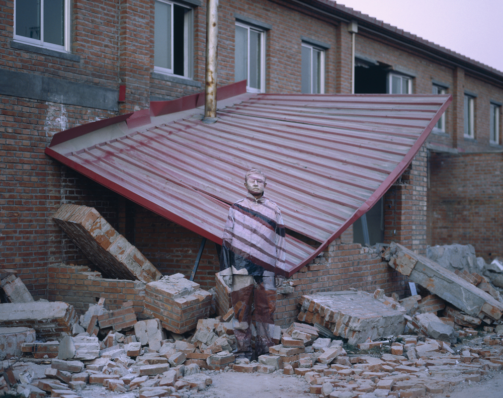 Liu Bolin - No.2 of HIDING IN THE CITY - N0.1 of suo Jia village - 2005 - 120 x 94.8 cm - 7/8 | Courtesy of the White Villa Collection
