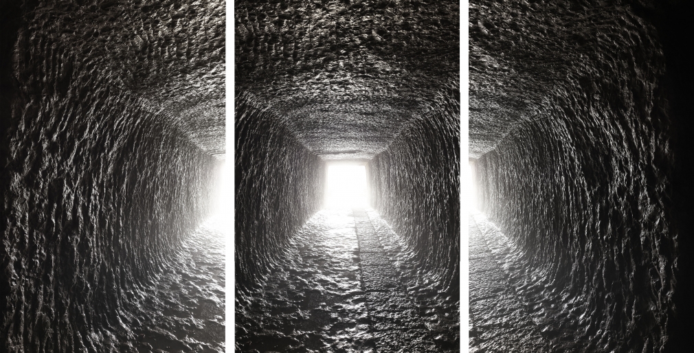 Jiu Long Mountain 九龙山, 2018, Archival pigment print 收藏级艺术打印, Set of 3, 220 x 140.5 cm (each 86 1/2 x 55 1/4 in) © Taca Sui | Courtesy of Chambers Fine Art