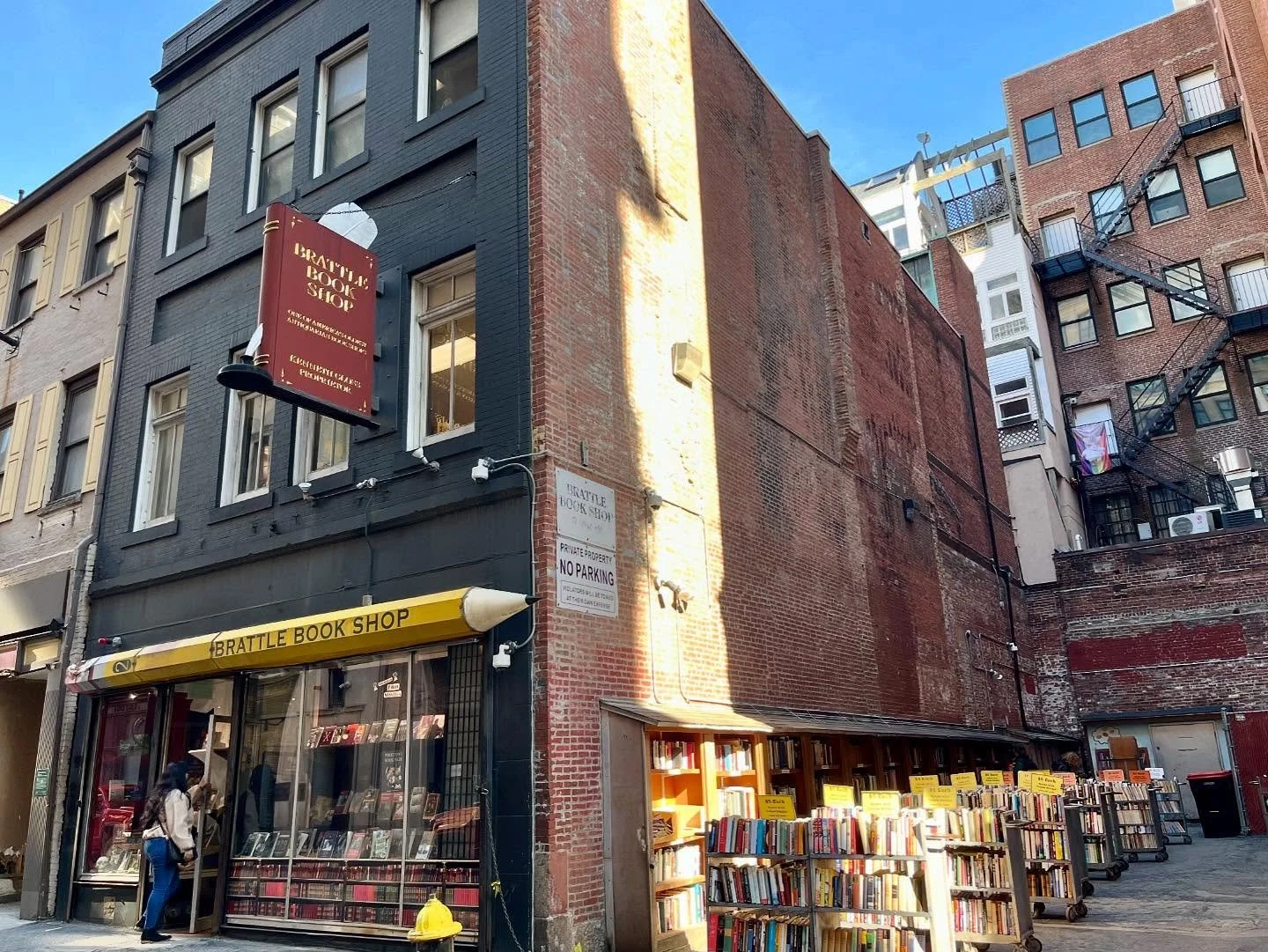 Happy Saturday to the avid learners, the fun-fact-finders, the information hounds 📚🧑&zwj;🏫🧐 swipe to see new arrivals of Very Short Introductions, books &ldquo;for beginners&rdquo;, and books on CD!