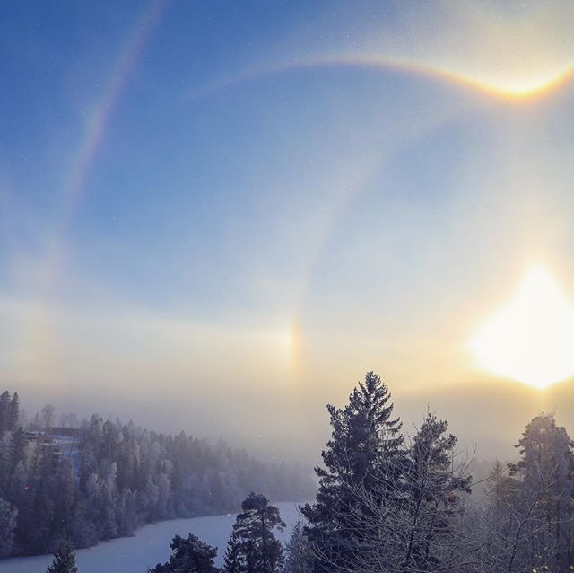 Incredible sun halo today - If you look closely around the edges of the picture, you can see the ice crystals sparkling in the air...
❄️❄️❄️
#sunhalo #sundog #wintersun #solhund #asker #visitnorway #photooftheday #vintersol #atmosphericphenomenon