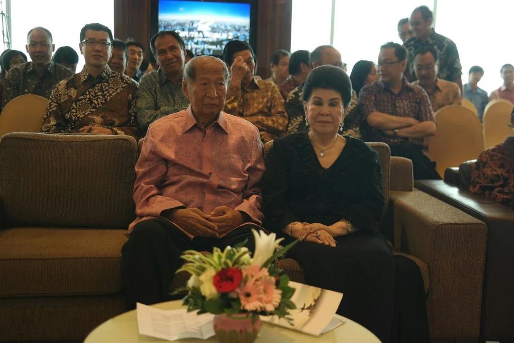 Pak Ciputra dan istri sudah hadir di CiWorld Jakarta. Hari ini Pak Ci ulang tahun ke-82.jpg