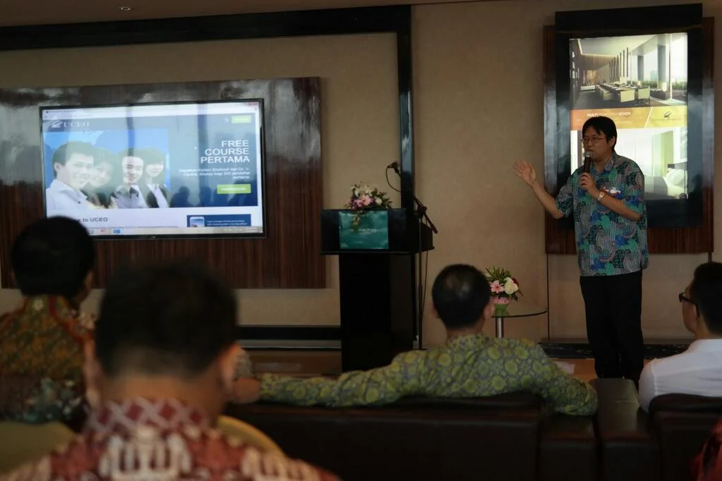 Pak Eric menjelaskan bagaimana mengakses pembelajaran entrepreneur via web UCEO.jpg