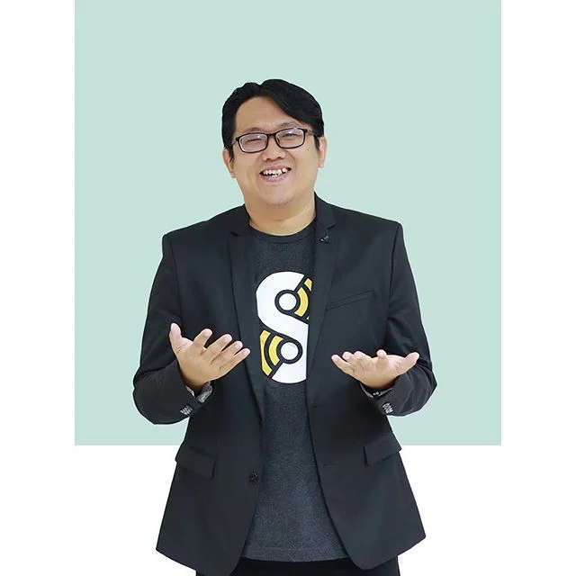 Sebagai pemimpin di UCEO/CE, Eric bertanggung jawab untuk menentukan visi, misi, dan arahan dari organisasi; berdasarkan amanat dari Bapak Ciputra yang ingin menyebarluaskan entrepreneurship bagi seluruh bangsa Indonesia, di manapun mereka berada. Terkadang, Eric juga menjadi Subject Matter Expert (narasumber) untuk beberapa kuliah yang mengajarkan Entrepreneurship dan Digital Marketing.
.
Jika Anda ingin mendapatkan berbagai tips tentang Entrepreneurship dan Digital Marketing, jangan ragu untuk follow akun Instagram Eric di @epramono.
.
#ciputraentrepreneurship #ciputrauceo #ucpeople #meettheteam #behindthescenes