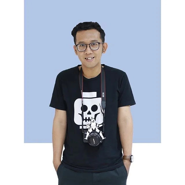 Sebagai seorang Video Editor, tanggung jawab utama Rachmat adalah memastikan proses pasca-produksi dari semua video pembelajaran di UCEO/CE dapat tampil secara maksimal dan memberikan pengalaman belajar yang terbaik bagi Anda.
.
Rachmat adalah seorang mantan stormtrooper yang sudah bertobat dan menjauh dari hingar-bingar perang bintang. Kadangkala masih tergoda untuk kembali ke galaksi yang nun jauh di sana. Tapi, kehidupan di planet bumi yang membuatnya nyaman.
.
Di bumi, Rachmat menekuni dan belajar lagi bagaimana menembak dengan benar, tepat, dan efisien. Selain itu, Rachmat adalah juga seorang penggemar LEGO Photography. Anda dapat menikmati karya storytelling kreatif salah satu LEGO Photographer terbaik di Indonesia di akun Instagramnya.
.
Follow Rachmat di Instagram: @minifigeek
.
#ciputraentrepreneurship #ciputrauceo #ucpeople #meettheteam #behindthescenes