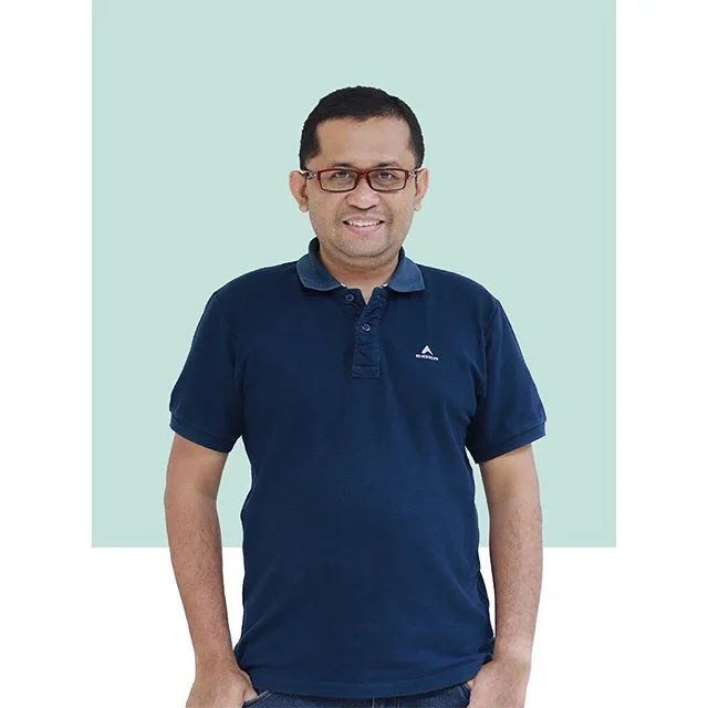 Sebagai seorang Video Director, tanggung jawab utama Samuel adalah mempersiapkan semua elemen proses produksi bersama Subject Matter Expert agar dapat menghasilkan video pembelajaran yang baik. .
Samuel mendapatkan gelar kesarjanaan Ilmu Komunikasi di Universitas Pembangunan Nasional “Veteran” Jawa Timur. Sebelum bergabung dengan Universitas Ciputra, Samuel yang gemar menekuni dunia fotografi dan videografi sejak bangku SMA ini sempat bergabung dengan Dreamlight World Media yang banyak mengerjakan program reality show untuk stasiun TV nasional.
.
Samuel juga tergabung dalam Komunitas Pondok Film dan DSLR Cinematography Indonesia.
.
Follow Samuel di Instagram: @samuel_leksono
.
#ciputraentrepreneurship #ciputrauceo #ucpeople #meettheteam #behindthescenes