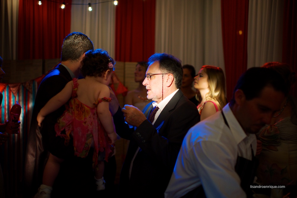  Boda de Mariana y Pablo. San Francisco, Córdoba. Estilo Circus. Más de esta Historia en Fotógrafo de Bodas www.lisandroenrique.com 