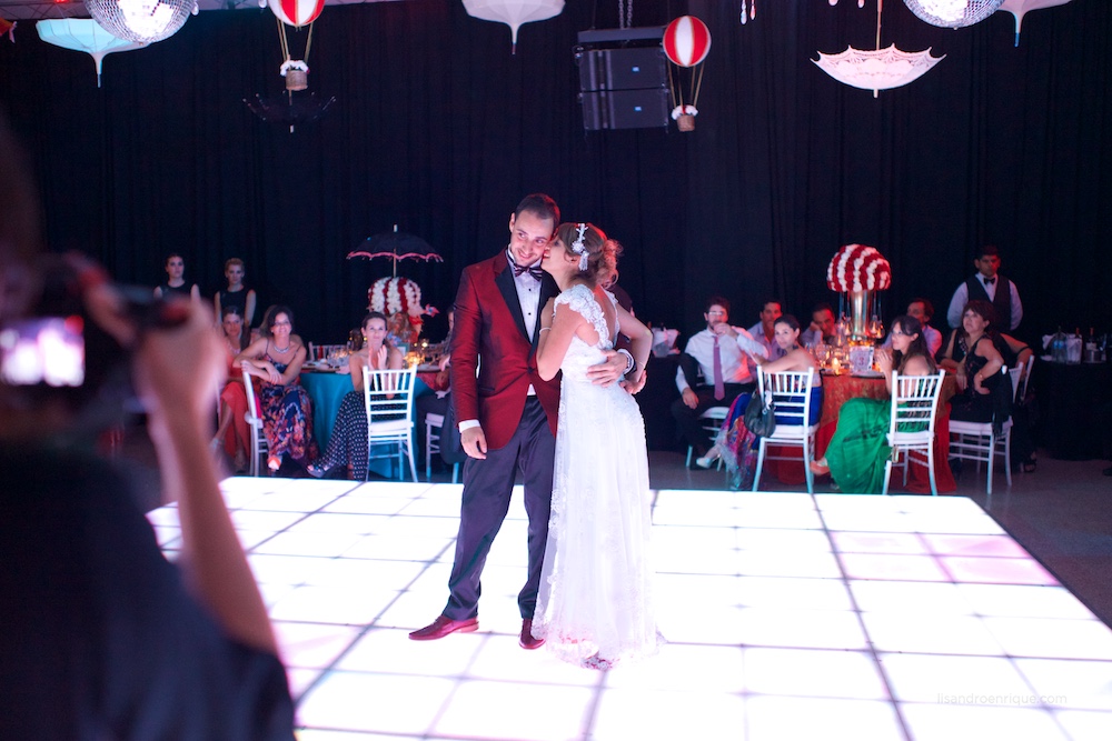  Boda de Mariana y Pablo. San Francisco, Córdoba. Estilo Circus. Más de esta Historia en Fotógrafo de Bodas www.lisandroenrique.com 