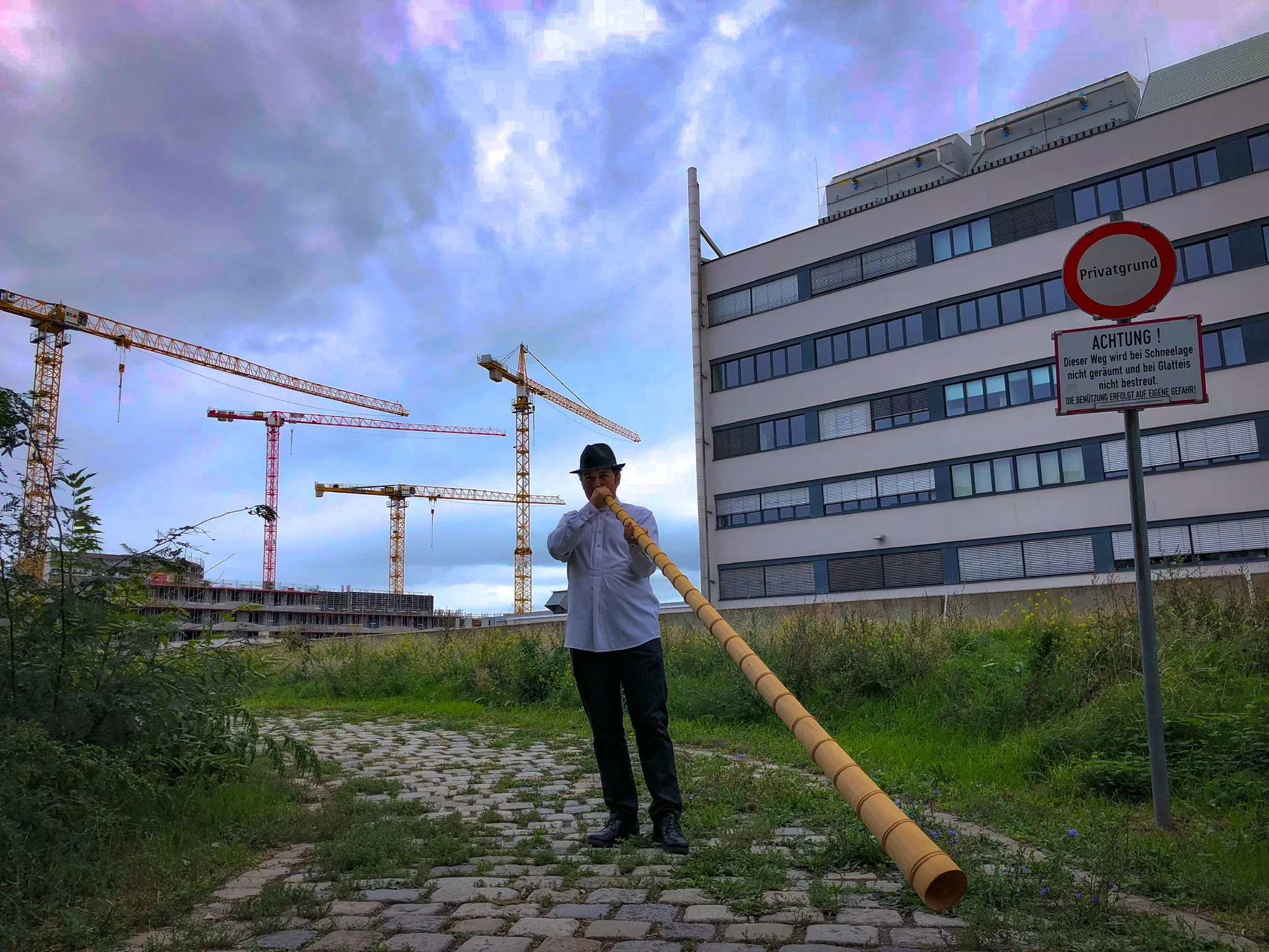 Răzvan Roșu: "ODATĂ CU DISPARIȚIA COMUNITĂȚII TRADIȚIONALE APARE HAOSUL ȘI FIECARE ÎNCEARCĂ SĂ CONFIȘTE CÂTE CEVA DIN RĂMĂȘITELE ACESTEI MOȘTENIRI"