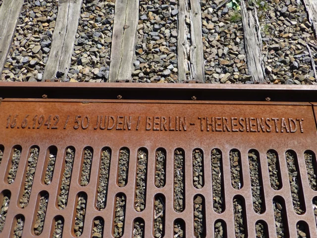 Imagen 5. Placa al borde del Andén 17 que recuerda que 50 judíos fueron deportados a Theresienstadt el 16 de junio de 1942.