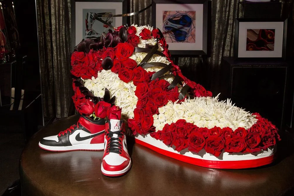 Custom designed and comissioned hand-made AJI made out of fresh Roses, Daisies and Lilies