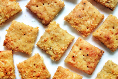 black-garlic-cheesy-crackers.png