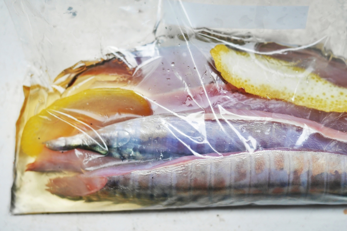 Squeeze the air out of the ziplock bag and you'll need much less vinegar than you would using a dish.