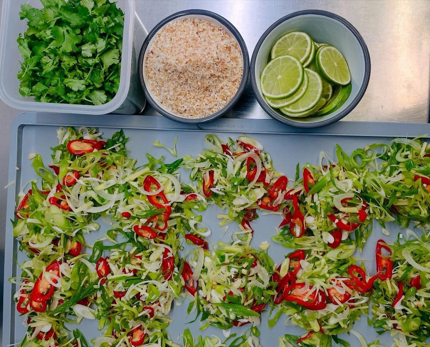 We are ready for tomorrow&rsquo;s @growingcommunities farmers market 😎

Mackerel lovers, we have finally been able to get some freshly line-caught on Lauren Rose ⛵️

Specials of the week:
- Chef-prepared our fish in papillotte -THAI THAI marinated T